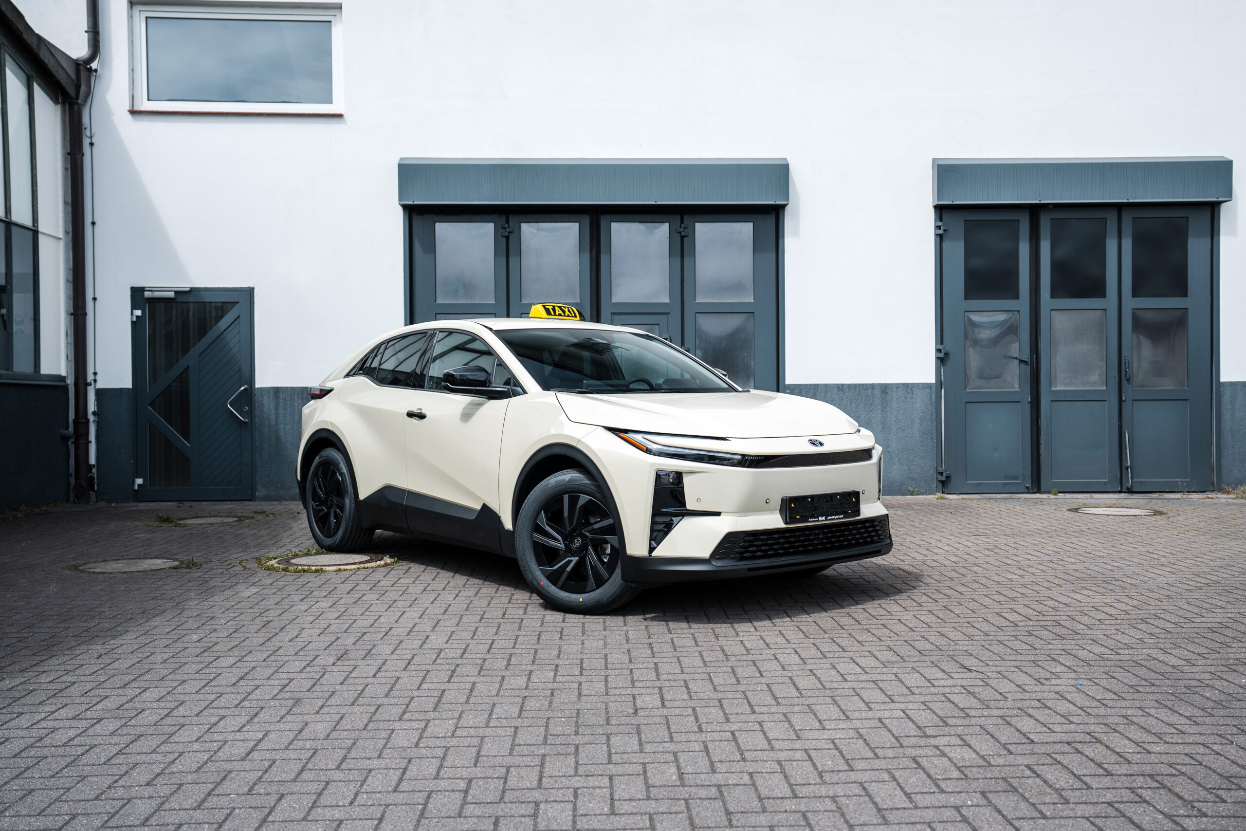 Toyota-CHR-als-Taxi-bei-Reuss-03