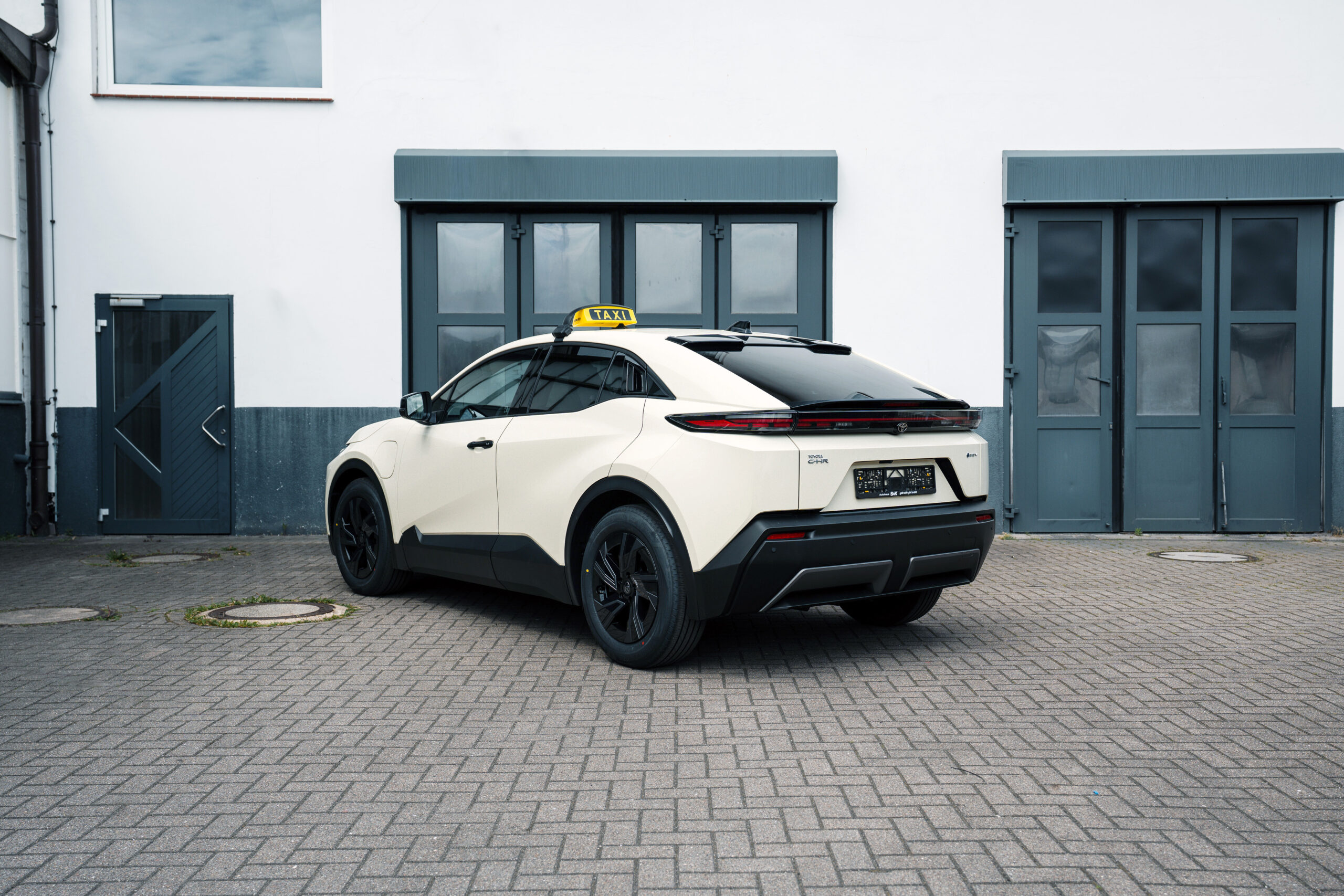 Toyota-CHR-als-Taxi-bei-Reuss-04