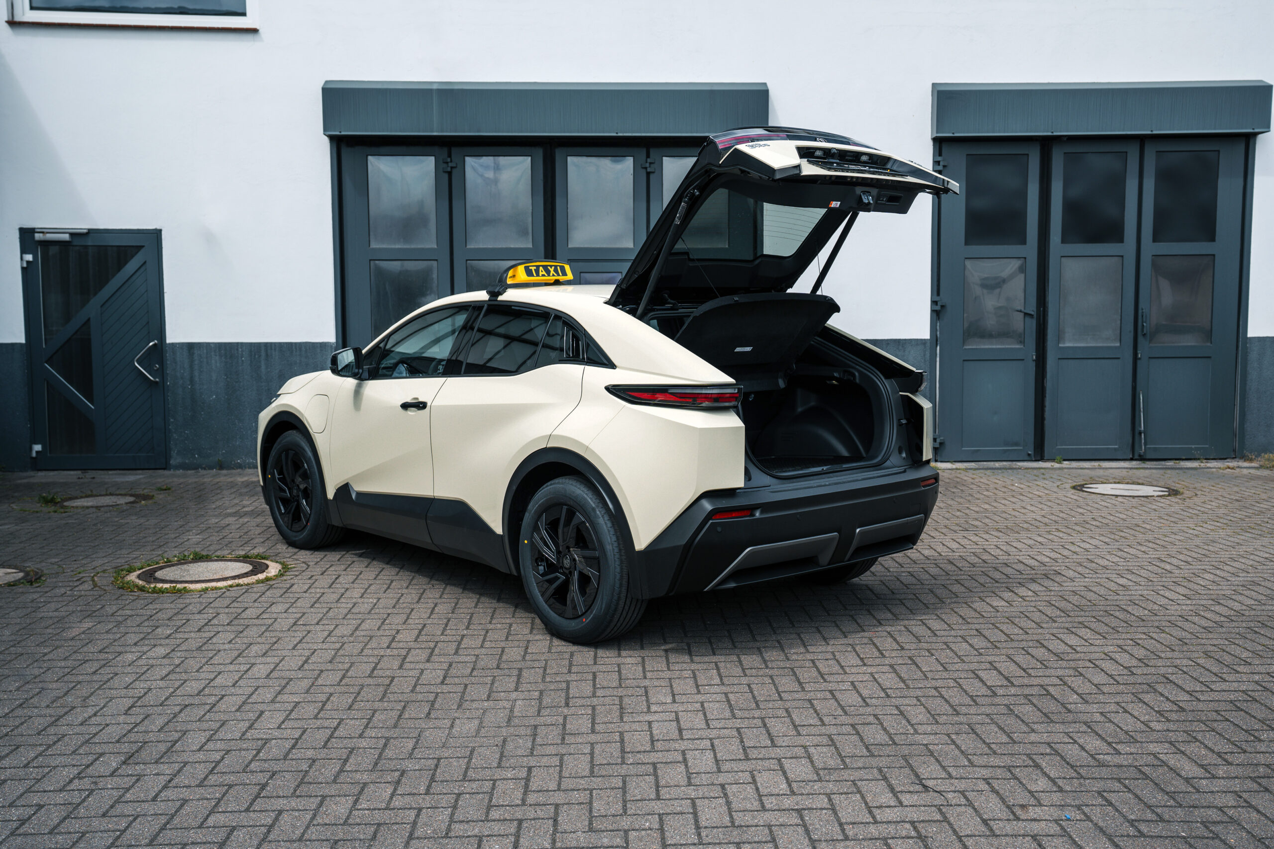 Toyota-CHR-als-Taxi-bei-Reuss-09
